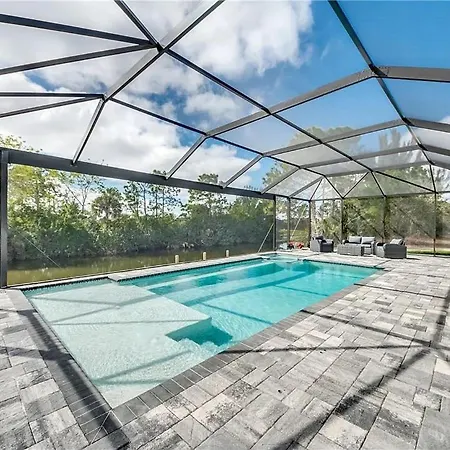 Heated Pool, Canal Views, Sleeps 8 - Villa Sip N' Sea